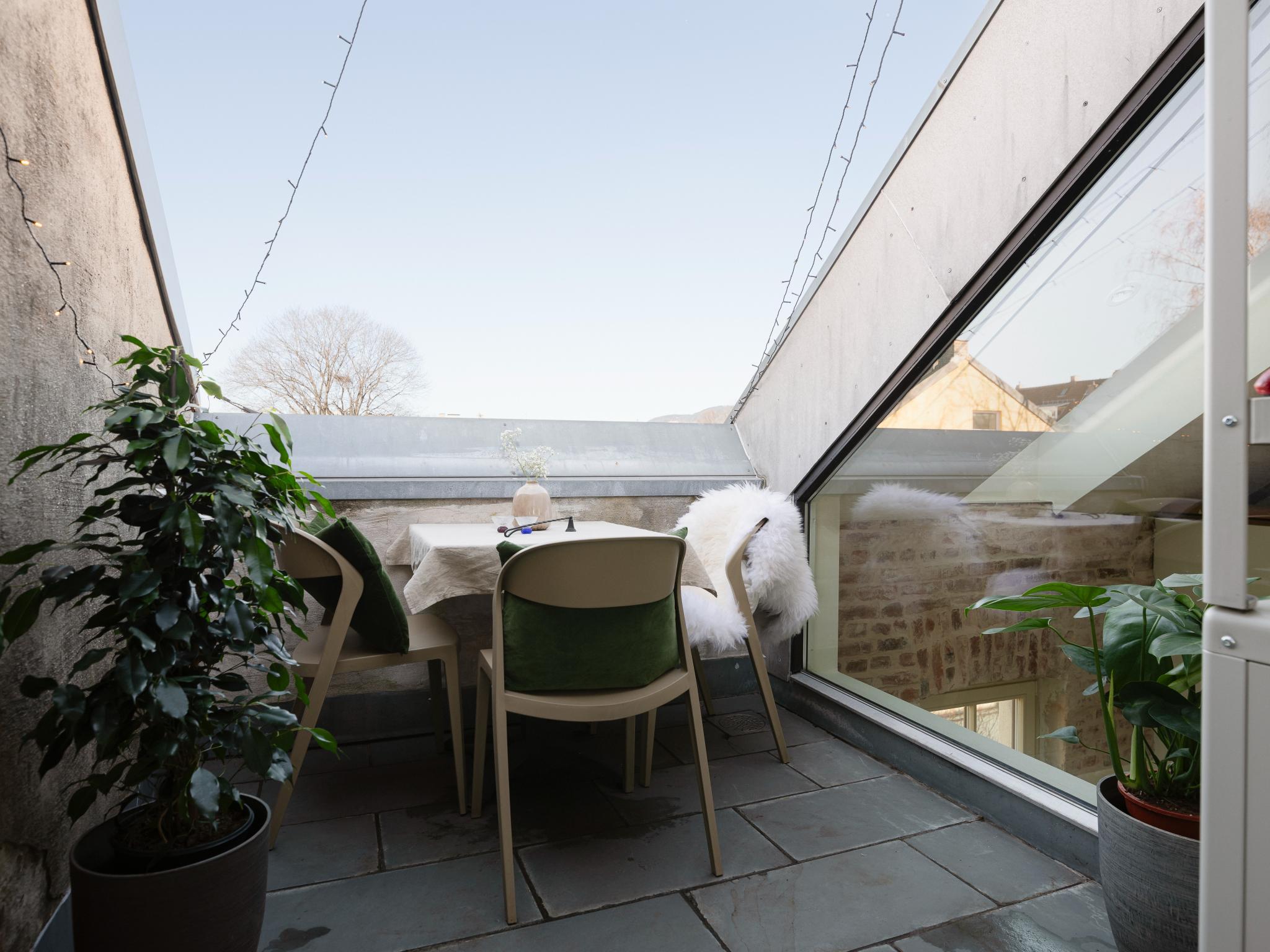 Leiligheten har utgang til en flott takterrasse fra stue/kjøkken. Fra takterrassen har man fri utsikt mot åpen himmel og velholdte og flotte fellesarealer i bakgården.